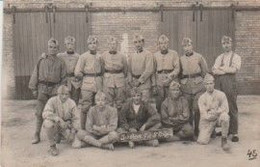 Carte-Photo. MILITARIA .Groupe Soldats & Panneau " Peloton 7e Et. 8 Brigade".  Sur Calots, Insigne Des "Soldats Du Feu" - Régiments