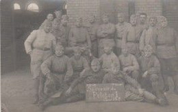 Carte-Photo. MILITARIA .Groupe Soldats +Panneau " 9e RAGP -  2e Groupe - Souvenir Du Peloton 1 - Classe 22B" (Italie?) - Regimientos