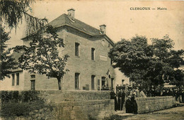 Clergoux * Vue Sur La Mairie * Villageois - Andere & Zonder Classificatie