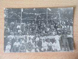 Photocarte - Rassemblement D'hommes (travailleurs ?) Lors D'une Fête à Identifier - Carte Non-circulée - Recepties