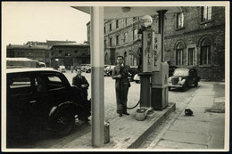 Berlin 1938 (ca.) Orig. S/w.-Werksfoto Der Fa. Opel-Böhler KG Mit Shell-Haus-Tankstelle (u. Opel-PKW) Von Industrie-Foto - Auto's