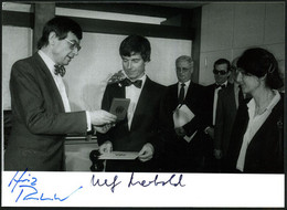 B.R.D. 1985 (ca.) S/w.-Foto: Forschungsminister Riesenhuber überreicht Ulf Merbold (= 1. BRD-Astronaut) Verleihung Des B - Altri & Non Classificati