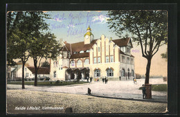 AK Heide In Holstein, Kleinbahnhof Mit Passanten - Heide