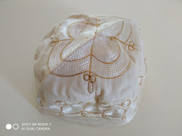 Joli Bonnet De Baptême Ancien Brodé Avec Fils Dorés. - Baptism