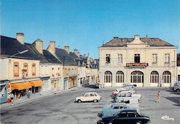 72 - VIBRAYE : Place De L'Hotel De Ville ( Commerces Automobiles )  CPSM Village (2.530 H )  Grand Format - Sarthe - Vibraye