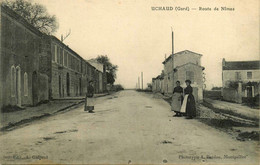 Uchaud * La Route De Nîmes * Villageois - Autres & Non Classés