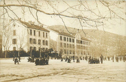 St Hippolyte * Carte Photo * Militaires En Exercice Sur La Place * Manoeuvres Militaria - Autres & Non Classés