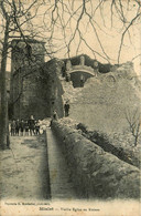 Mialet * Vue Sur La Vieille église En Ruines * Villageois - Autres & Non Classés