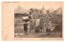 Guinée - Pilage Des Grains Pour Le Couscous - Guinée