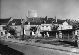 36-CHATILLON-SUR-INDRE- LA PLACE DE LA LIBERATION LE MONUMENT AUX MORTS ET LA TOUR - Sonstige & Ohne Zuordnung