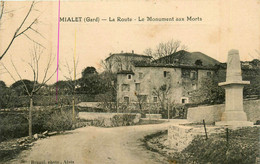 Mialet * La Route Du Village * Le Monument Aux Morts - Autres & Non Classés