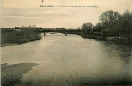 Remoulins * Le Pont Du Chemin De Fer Et Le Gardon * Passage D'un Train * Ligne Chemin De Fer Du Gard - Remoulins