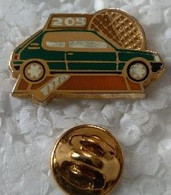 Pin's - Automobiles - Peugeot - TENNIS OPEN - PEUGEOT 205- ROLAND GARROS - Signé HELIUM PARIS - - Peugeot