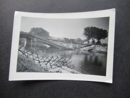 2. Weltkrieg WW2 Original Foto Zerstörte Brücke über Einen Fluss Dahinter Provisorische Eisenbahnbrücke - War, Military