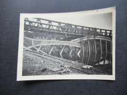 2. Weltkrieg WW2 Original Foto Zerstörte Brücke über Einen Fluss Dahinter Provisorische Brücke Mit Fahrzeug - War, Military