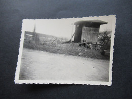 2. Weltkrieg WW2 Original Foto Soldaten Der Wehrmacht Vor Einem Holzturm / Wachturm / Garage ?? Foto Freund Schlüchtern - War, Military