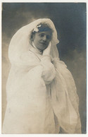 CPA Photo - Jeune Femme En Habits De Mariée - (pose) - Photographs