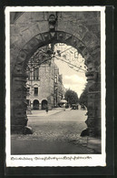 AK Bückeburg, Bahnhofstrasse Mit Passantin Durch Tor - Bueckeburg