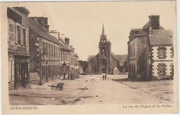 Guerlesquin  (29 - Finistère)  La Rue De L' église Et Les Halles - Guerlesquin