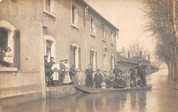 ¤¤   -   LA MONTAGNE   -   Carte-Photo D'un Groupe De Personnes Pendant Les Inondations   -  ¤¤ - La Montagne