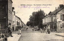 Rethel / Adrennes, Rue Gambetta Et Route De Reims Mit Auto Garage Und Geschäften, Um 1915 - Rethel