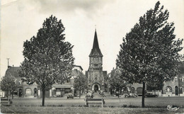 CPSM FRANCE 59 "Wattrelos, Place De La République, Eglise St-Thérèse" - Wattrelos