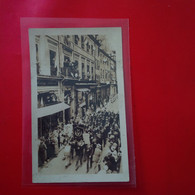 CARTE PHOTO A IDENTIFIER PROCESSION UNE RUE ANIMEE COMMERCE FANFARE - Da Identificare