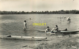 44 St Julien De Vouvantes, Etang De La Blisière, Jeunes Filles Et Canoës Au 1er Plan, Visuel Pas Courant - Saint Julien De Vouvantes