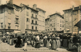 Le Puy * La Place Du Plot Un Jour De Marché * Foire Marchands * Commerces Magasins - Le Puy En Velay