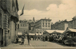 Le Puy * La Place Du Martouret Un Jour De Marché * Marchands Foire - Le Puy En Velay