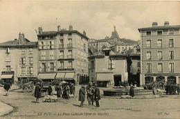 Le Puy * La Place Cadelade * Un Jour De Marché * Foire Marchands * Faïences Porcelaine MASSON * Café LEAGE Léage - Le Puy En Velay