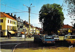 57 - DIEUZE : Le Centre Ville ( Commerces Automobiles ) CPSM CPM Village (3.095 H)  Grand Format Postée 1981 - Moselle - Dieuze