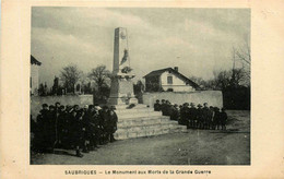 Saubrigues * La Place Et Le Monument Aux Morts De La Grande Guerre - Autres & Non Classés