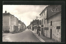 CPA Brioux-s-Boutonne, Le Grande Rue, Vue De La Rue - Brioux Sur Boutonne