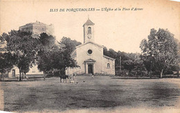 Île De Porquerolles           83      L'église Et La Place D'Armes     (voir Scan) - Sonstige & Ohne Zuordnung