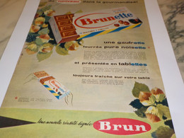 ANCIENNE PUBLICITE BRUNETTE  BISCUIT THE BRUN 1956 - Poster & Plakate