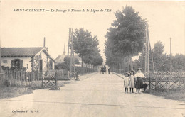 89-SAINT-CLEMENT- LE PASSAGE A NIVEAU DE LA LIGNE DE L'EST - Saint Clement