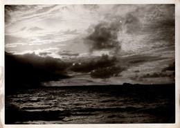 Grande Photo Originale Ciel Sombre Sur Mer à Rhodes, Île Dans La Mer Égée Vers 1940. - Luoghi