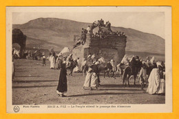 Fez   Le Peuple Attend  Le Passage Des Aïssaouas     Animation    Edt  Flandrin    N°   208-33 - Fez (Fès)