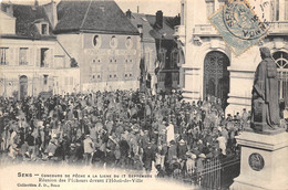 89-SENS-CONCOURS DE PÊCHE A LA LIGNE DU 17 SEP 1905- REUNION DES PÊCHEURS DEVANT L'HÔTEL DE VILLE - Sens