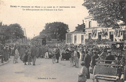 89-SENS-CONCOURS DE PÊCHE A LA LIGNE DU 17 SEP 1905- LE DEBARQUEMENT DES PÊCHEURS A LA GARE - Sens