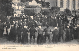 56-ENVIONS DE ROCHEFORT-EN-TERRE- NOCE BRETONNE , LA GUEDOLIEE LES DANSEURS SE TIENNENT PAR LES BRAS - Rochefort En Terre