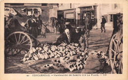 29-CONCARNEAU- MARCHANDE DE SABOTS SUR LA PLACE - Concarneau