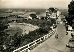 Ploubazlanec * L'arcouest * La Descente Vers L'embarcadère Et Hôtel LE BARBU * Automobile Voiture Ancienne - Ploubazlanec