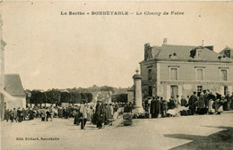 Bonnétable * Vue Sur Le Champ De Foire * Marché Marchands Place * Restaurant " à La Victoire " - Bonnetable