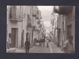 Fotografia Photo Originale Vintage Italie Sicile Sicilia Cefalu Une Rue Animée Attelage Ane    46568 - Places