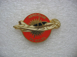 Pin's De L'aéro Club Du Soleil - Avions