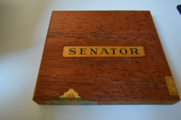 Rare Boite En Bois à Cigares Marque Senator Format 17 X 15.5 X 2 Cm - Otros & Sin Clasificación