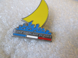 PIN'S   SPORT   ECOLE  FRANCAISE DE VOILE    JAUNE    Zamak  DECAT - Segeln