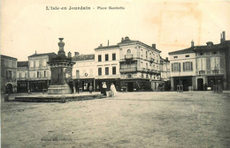L'isle En Jourdain * La Place Gambetta * Sabotier BORDES * Commerces Magasins - Autres & Non Classés